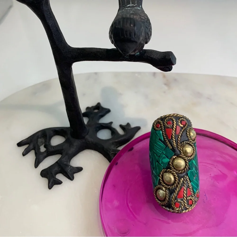VINTAGE LARGE CHUNKY NEPALESE INLAY BRASS RING WTH GREEN RED MOSAIC INLAY
